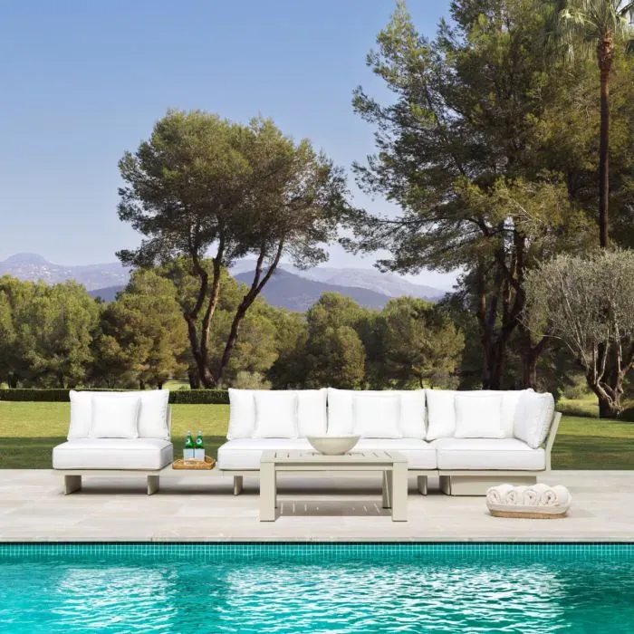 Luxus Creme L-förmiges Outdoor-Ecksofa mit Seitlicher Ablagefläche – Luxus Hotelmöbel Lifestyle-Ansicht von Luxury Group International