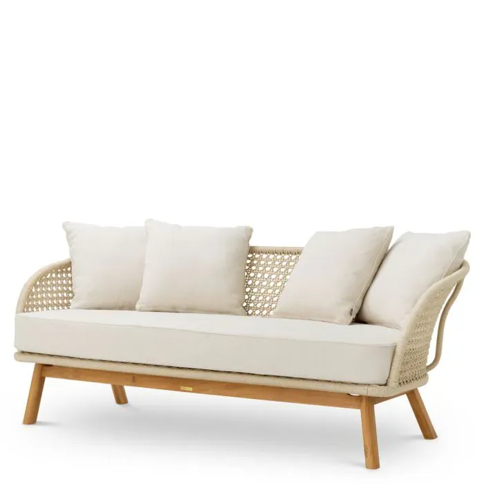 Luxus Creme Rattan Sofa mit Naturholzrahmen & Kissen – Luxus Hotelmöbel Vorderansicht von Luxury Group International