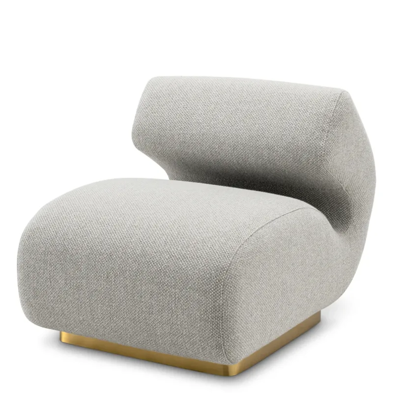 Sillón escultural de lujo en color crema con base de oro cepillado - Sillón de lujo Vista frontal por Luxury Group International