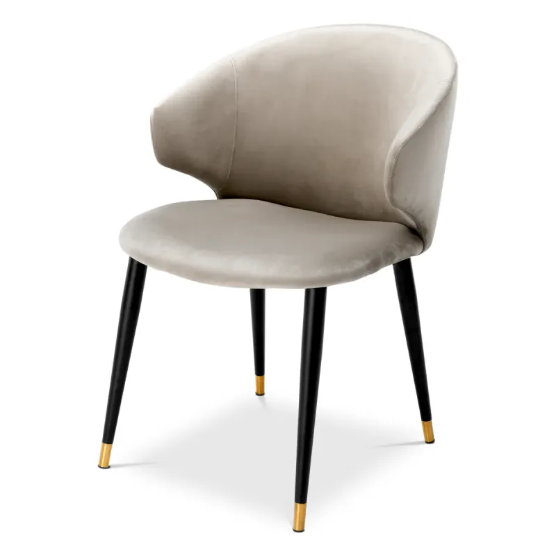 Silla de Comedor Tapizada en Crema de Lujo con Patas Negras y Detalles Dorados - Mobiliario de Hotel de Lujo Vista frontal por Luxury Group International