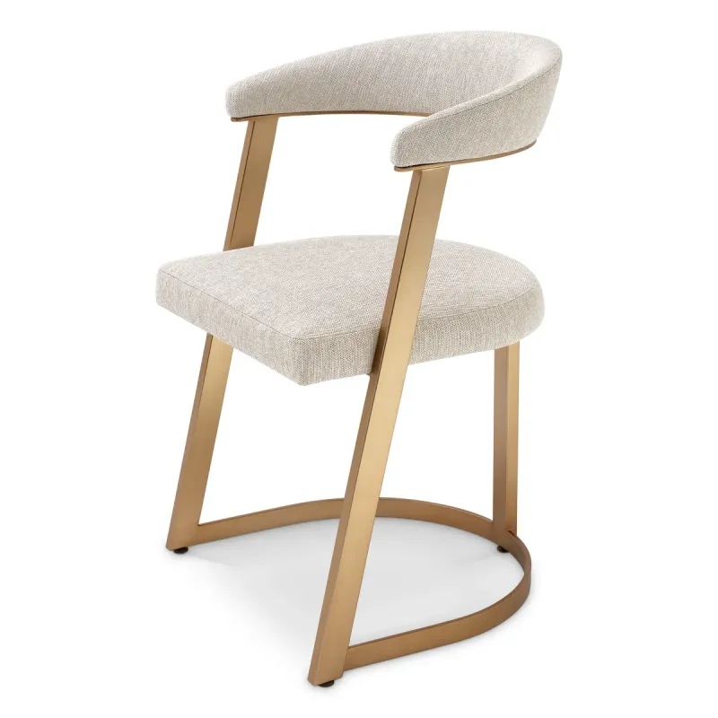 Silla de Comedor Tapizada en Crema de Lujo con Estructura Metálica Dorada y Respaldo Curvo - Mobiliario de Hotel de Lujo Vista frontal por Luxury Group International