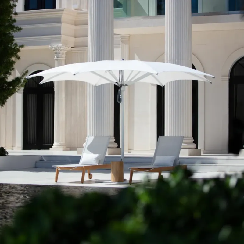 Parasol d'extérieur croissant de luxe avec structure en aluminium pour bord de piscine Vue de face par Luxury Group International