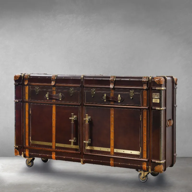 Luxus Designer Leder-Sideboard mit Messing-Koffer-Details – Doppel-Schubladen & Aufbewahrungspanels Vorderansicht von Luxury Group International