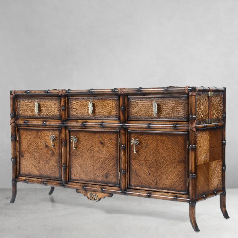 Luxus Designer Leder-Sideboard mit Palmenakzenten – 3 Schubladen & Aufbewahrungspanels – Luxus Sideboard Vorderansicht von Luxury Group International