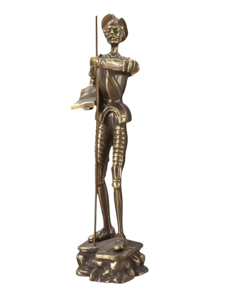 Escultura de Bronce de Lujo de Don Quijote con Lanza sobre Base Rocosa Vista frontal por Luxury Group International