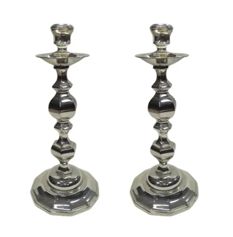 Paire de Bougeoirs en Bronze à Balustre Facetté de Luxe avec Large Plateau à Gouttes par Luxury Group International