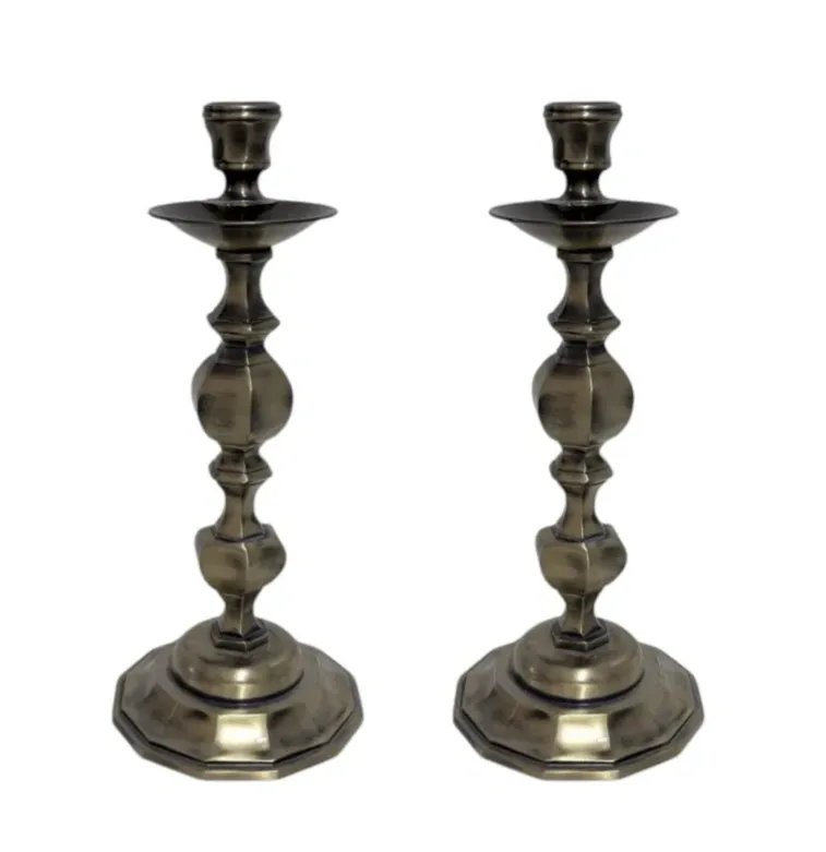 Paire de Bougeoirs en Bronze à Balustre Facetté de Luxe avec Large Plateau à Gouttes par Luxury Group International
