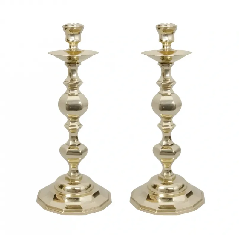 Paire de Bougeoirs en Bronze à Balustre Facetté de Luxe avec Large Plateau à Gouttes par Luxury Group International
