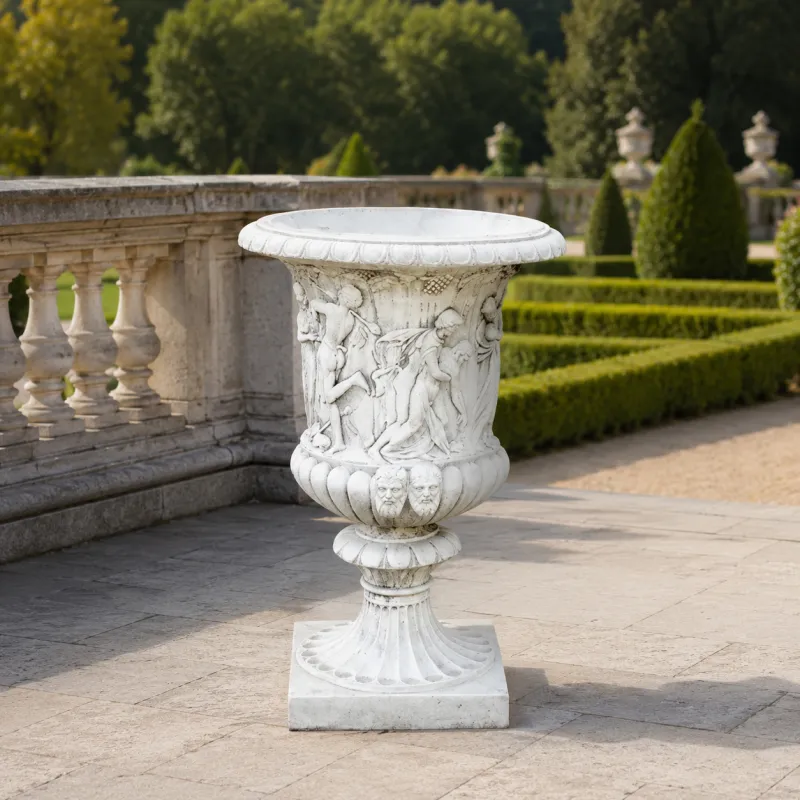 Jardinière de Jardin en Urne à Reliefs Figuraux de Luxe avec Accents de Masques Sculptés - Jardinières de Luxe Vue de face par Luxury Group International