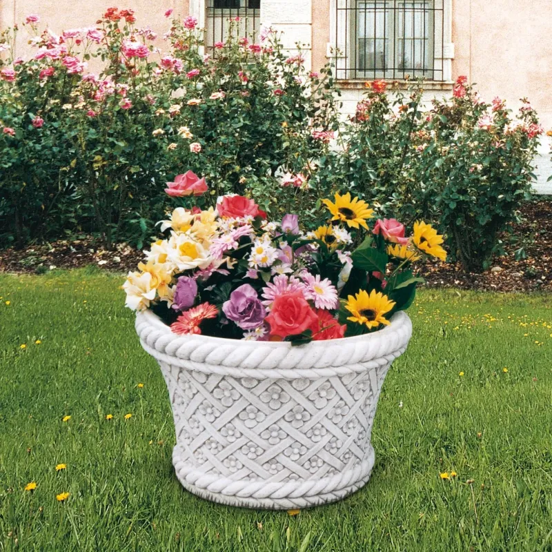 Jardinière de luxe à motif floral en tissage panier avec bordures sculptées en corde - Jardinières de luxe Vue de face par Luxury Group International