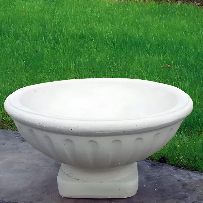 Jardinière de Luxe Cannelée en Forme de Coupe avec Socle Élevé - Jardinières de Luxe Vue de face par Luxury Group International
