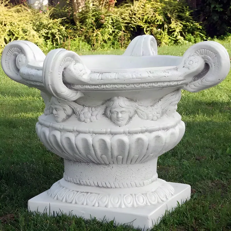 Jardinière de Jardin de Luxe en Forme d'Urne à Quatre Poignées avec Relief de Visage Sculpté - Jardinières de Luxe Vue de face par Luxury Group International