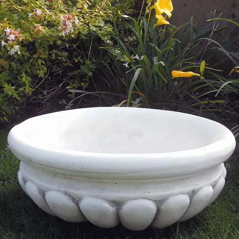 Jardinière Bol de Luxe avec Base Sculptée en Forme de Pétales - Jardinières de Luxe Vue de face par Luxury Group International