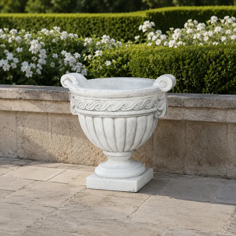 Luxus-Gartenpflanzer mit geriffeltem Schalen-Design und dekorativem Scroll-Rand Luxus-Gartenpflanzer mit geriffeltem Schalen-Design und dekorativem Scroll-Rand Vorderansicht von Luxury Group International