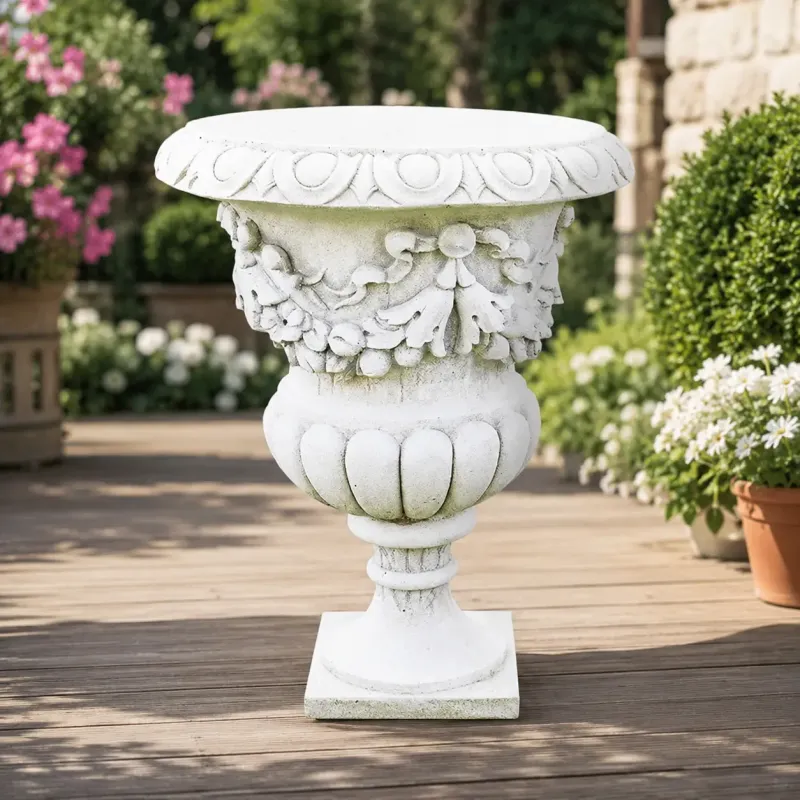 Jardinière de Jardin en Urne de Luxe à Relief de Guirlande avec Coupe Sculptée en Pétale - Jardinières de Luxe Vue de face par Luxury Group International