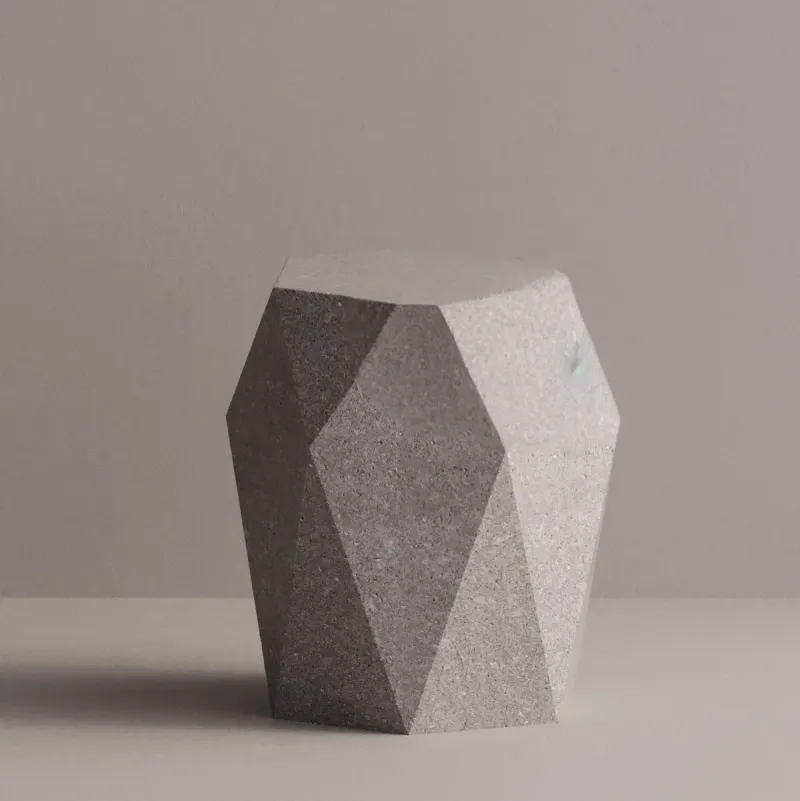 Tavolino Laterale di Lusso in Cemento Geometrico con Design Scultoreo Sfaccettato di Luxury Group International