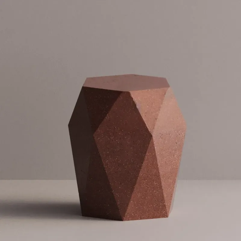 Tavolino Laterale di Lusso in Cemento Geometrico con Design Scultoreo Sfaccettato di Luxury Group International
