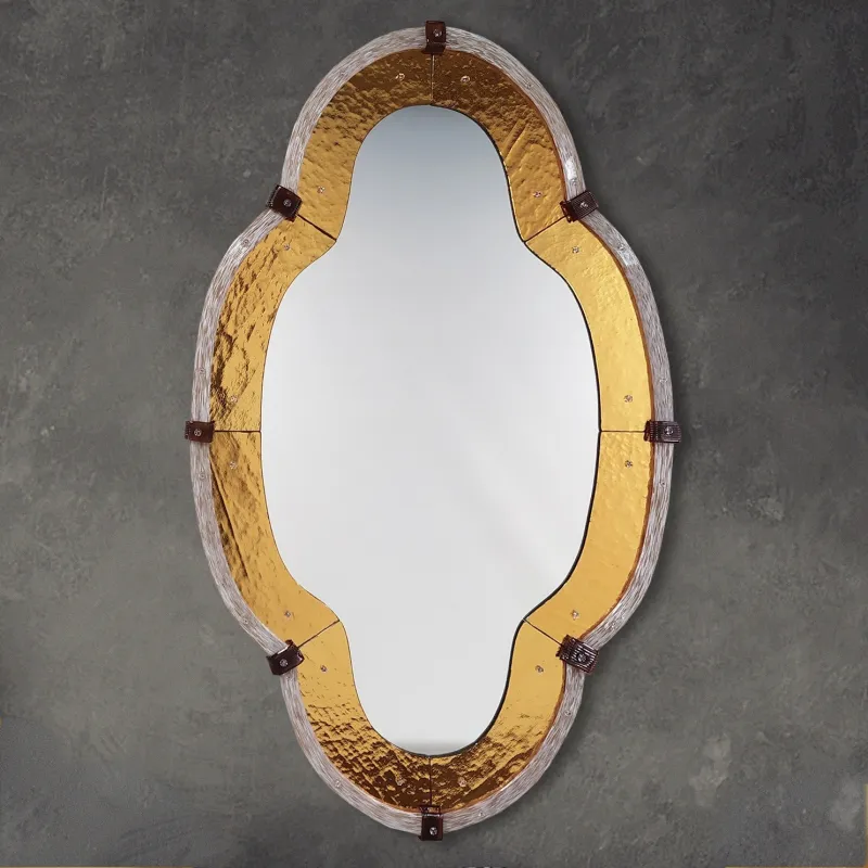 Luxury Glass Wall Mirror with Organic Hammered Gold Frame in Sculptural Curved Design Vue de face par Luxury Group International