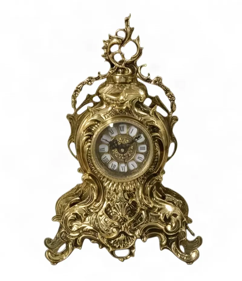 Orologio da Tavolo di Lusso in Bronzo Dorato Barocco con Crest Intagliato e Volute di Acanthus Vista frontale di Luxury Group International