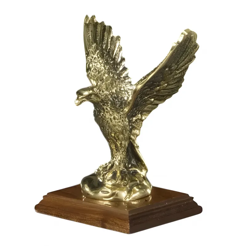 Escultura de Águila de Bronce Dorado de Lujo con Alas Elevadas sobre Base de Madera Vista frontal por Luxury Group International