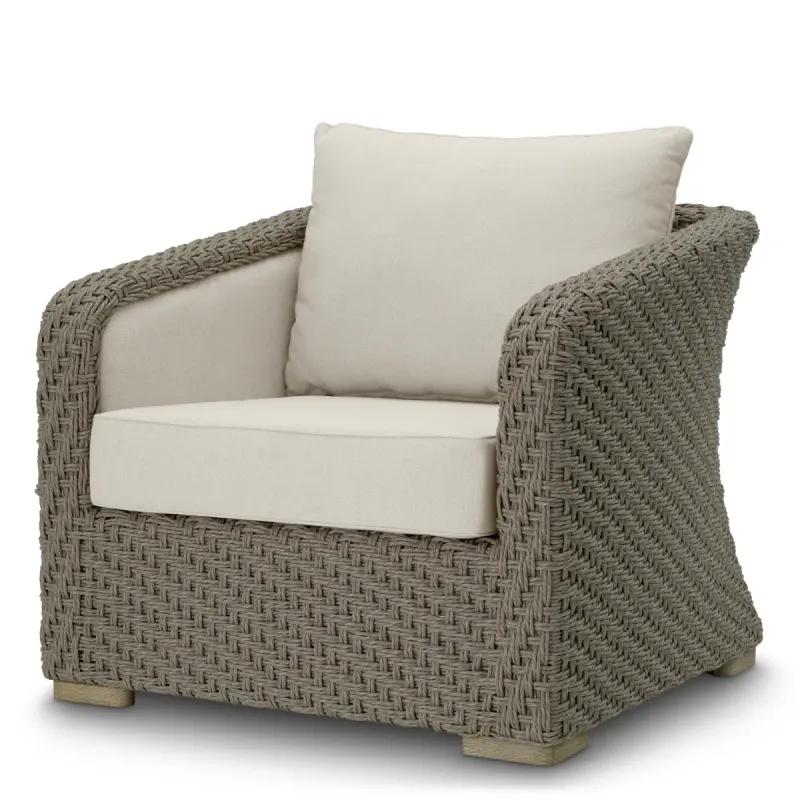 Luxuriöser Outdoor-Sessel aus grauem Kunstrattan mit sandfarbenen Kissen – 90 cm – Luxuriöse Hotelmöbel Vorderansicht von Luxury Group International
