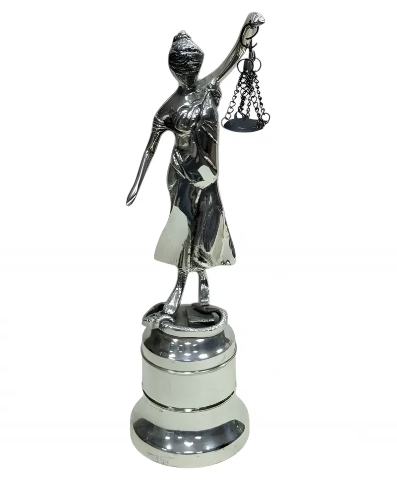 Luxus Lady Justice Bronzeskulptur in Gold-, Silber- & Oxidpatina-Finish von Luxury Group International