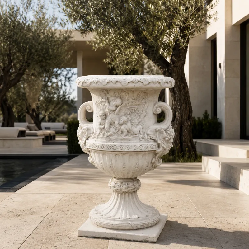 Grand Pot de Jardin de Luxe en Forme d'Urne avec Relief de Chérubin et Poignées Sculptées en Volute - Jardinières de Luxe Vue de face par Luxury Group International