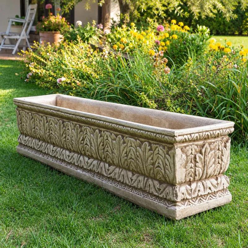 Luxuriöser langer rechteckiger Garten-Trogpflanzer mit Akanthusblatt-Relief – Luxus Pflanzgefäße Luxuriöser langer rechteckiger Garten-Trogpflanzer mit Akanthusblatt-Relief – Luxus Pflanzgefäße Vorderansicht von Luxury Group International