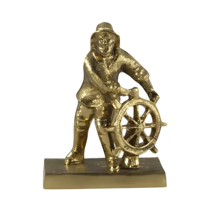 Luxus Maritime Steuermann-Bronzeskulptur mit Schiffsrad in Gold- und Oxidfinish von Luxury Group International