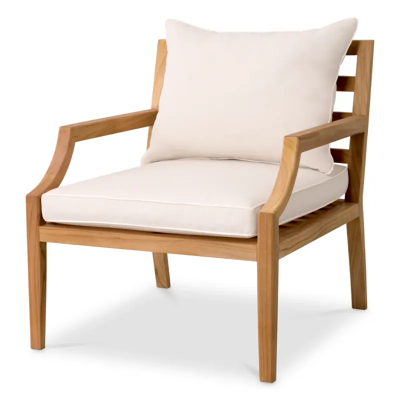 Luxuriöser Outdoor-Sessel aus natürlichem Teakholz mit cremefarbenen Kissen – 69 cm – Luxus-Hotelmöbel Vorderansicht von Luxury Group International