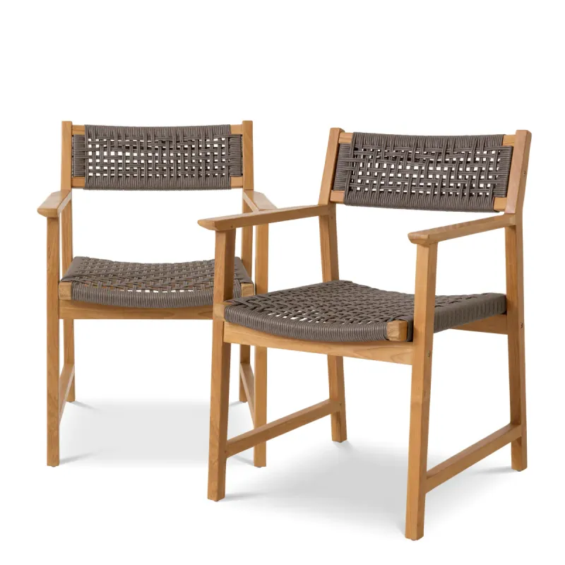 Luxuriöser Outdoor-Esstisch-Sessel aus Naturholz im 2er-Set mit grauem Geflecht – Luxus Hotelmöbel Vorderansicht von Luxury Group International