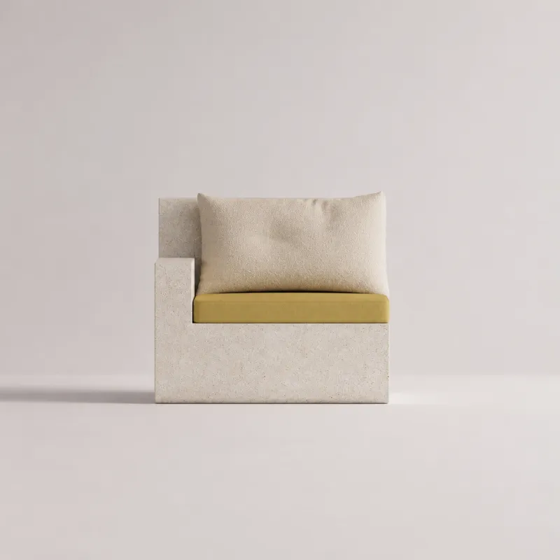 Luxus Outdoor Modulares Sofa mit Natursteinbasis und Senfgelben Kissen – Modernes Möbelstück Vorderansicht von Luxury Group International