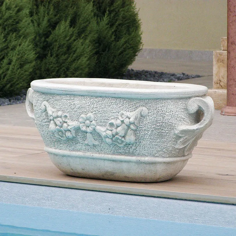 Luxus Ovaler Gartenpflanzer mit Blumenranken-Relief und Schlaufenhenkeln – Luxus Pflanzgefäße Luxus Ovaler Gartenpflanzer mit Blumenranken-Relief und Schlaufenhenkeln – Luxus Pflanzgefäße Vorderansicht von Luxury Group International