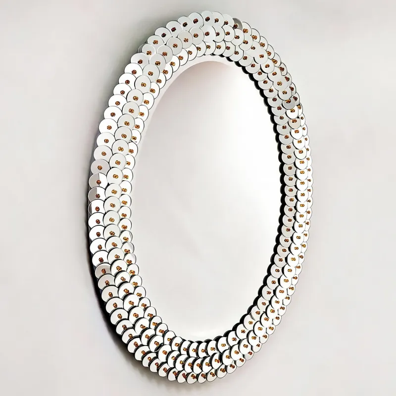 Miroir Mural Ovale de Luxe avec Cadre en Verre Argenté en Forme de Pétales et Accents en Cristal Ambre Vue de face par Luxury Group International