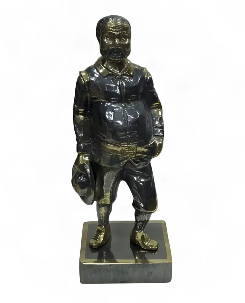 Sculpture d'Homme Debout en Bronze Oxydé de Luxe avec Chapeau sur Socle Carré - Figure en Bronze de Luxe Vue de face par Luxury Group International