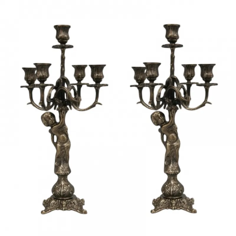 Paire de Luxe de Bougeoirs Baroques en Bronze à Cinq Lumières avec Figure d'Ange Sculptée - Bougeoir par Luxury Group International