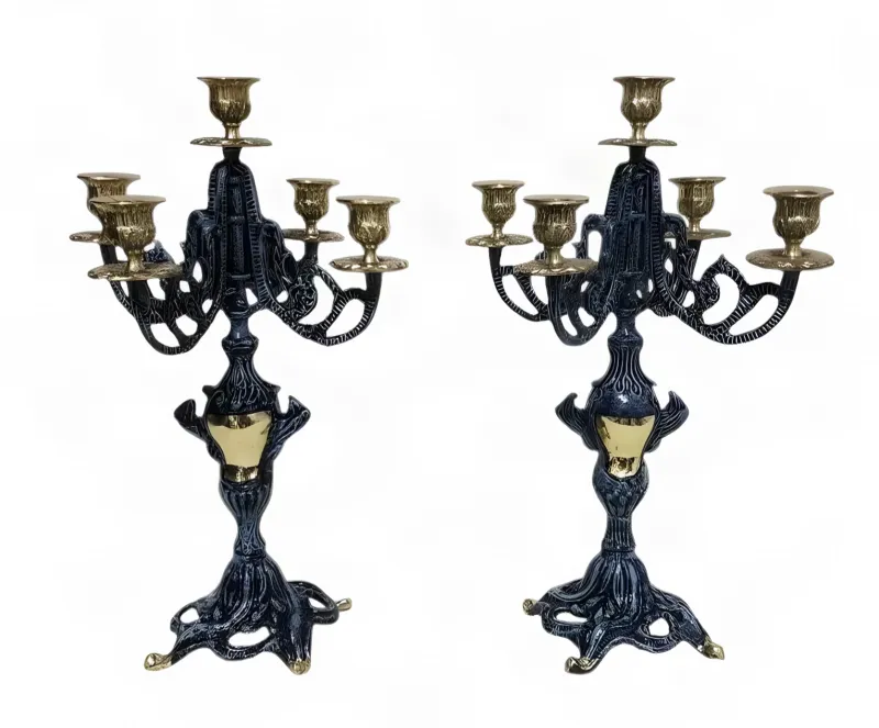 Coppia di Lusso di Candelabri Barocchi in Bronzo a Cinque Fiamme con Bracci a Voluta Aperta - Portacandele di Luxury Group International