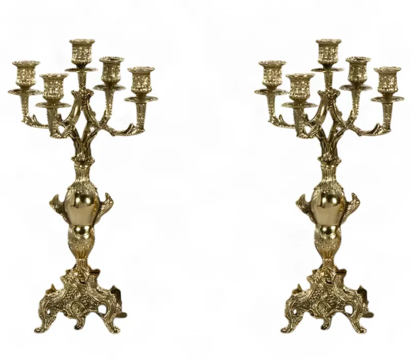 Coppia di Lusso di Candelabri Barocchi in Bronzo a Cinque Fiamme con Centro a Urna Ornamentale - Portacandele Vista frontale di Luxury Group International
