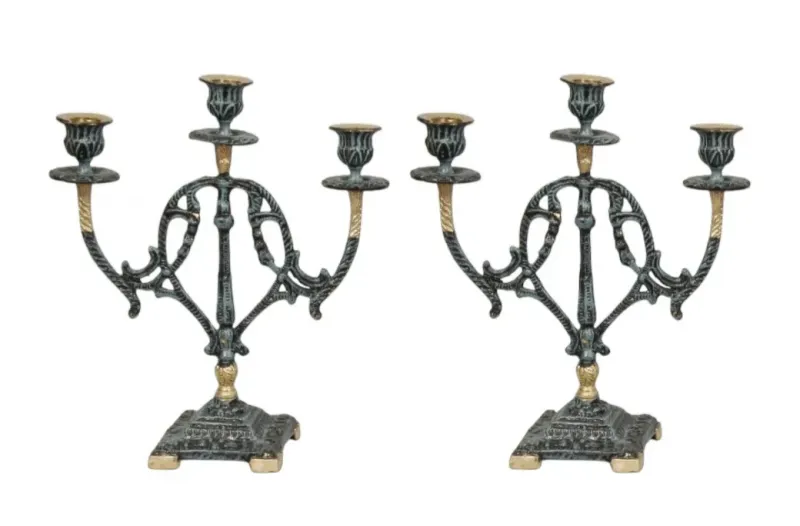 Coppia di Lusso di Candelabri Barocchi in Bronzo a Tre Luci con Cornice Intagliata a Volute - Portacandele di Luxury Group International
