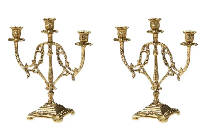 Coppia di Lusso di Candelabri Barocchi in Bronzo a Tre Luci con Cornice Intagliata a Volute - Portacandele di Luxury Group International
