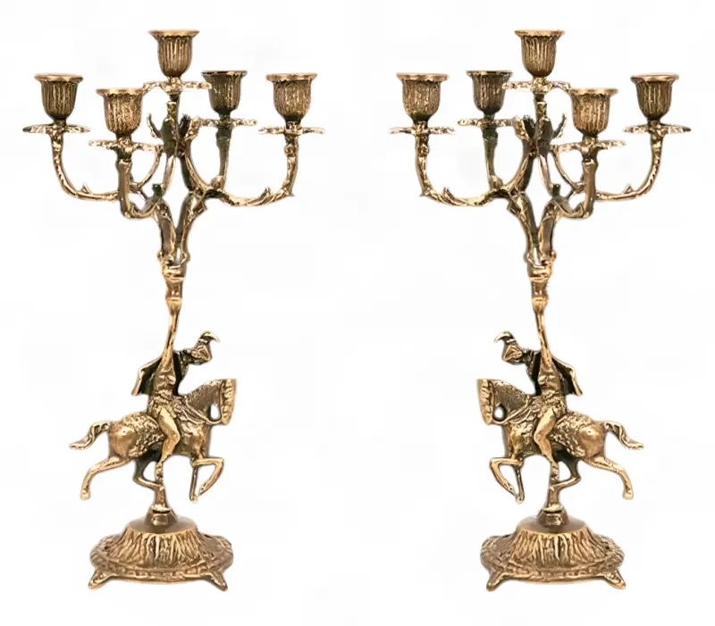Luxus-Paar barocker Fünf-Flammen-Kerzenhalter mit reitender Skulpturbasis – Kerzenhalter von Luxury Group International