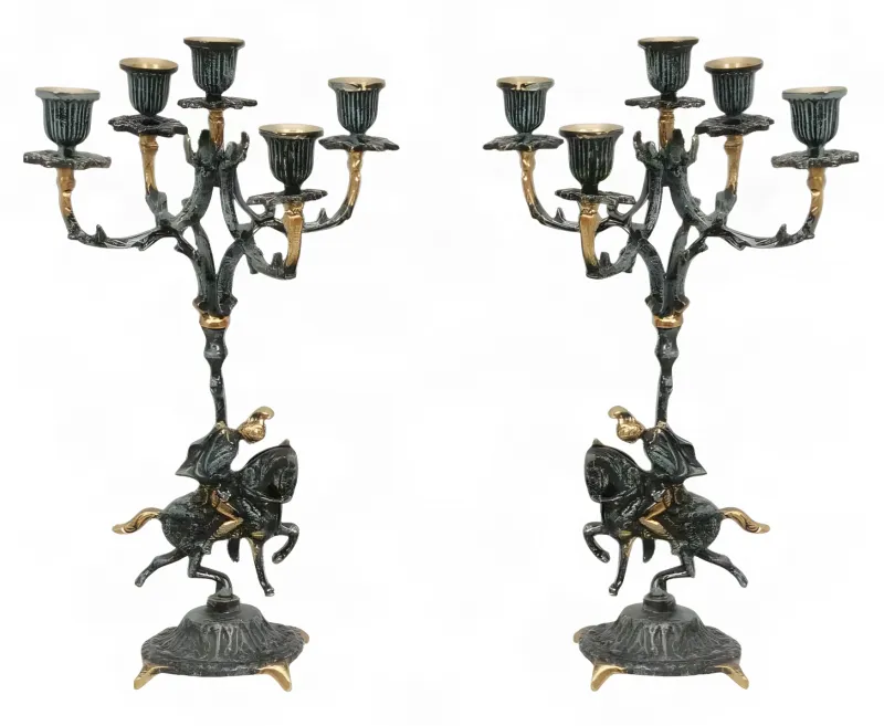 Luxus-Paar barocker Fünf-Flammen-Kerzenhalter mit reitender Skulpturbasis – Kerzenhalter von Luxury Group International