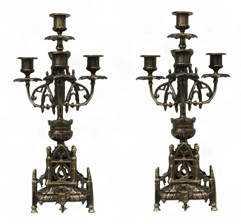 Luxus-Paar barocker Bronze-Kerzenhalter mit vier Leuchten und gotischen Durchbruchsockeln - Kerzenhalter von Luxury Group International