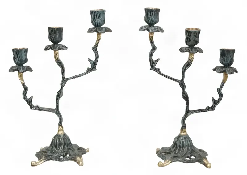 Luxus-Paar barocker Bronze-Kerzenhalter mit drei Armen, verzweigten Armen und skulptiertem Sockel von Luxury Group International