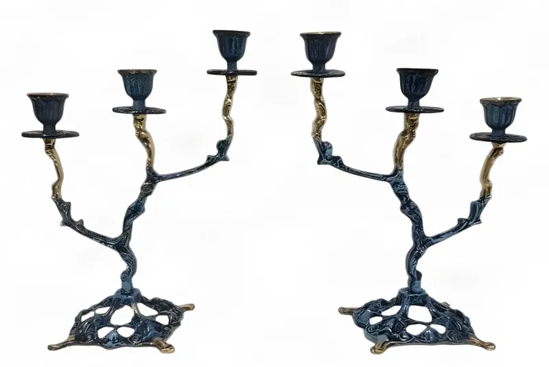 Luxus-Paar barocker Bronze-Kerzenhalter mit drei Armen, verzweigten Armen und skulptiertem Sockel von Luxury Group International