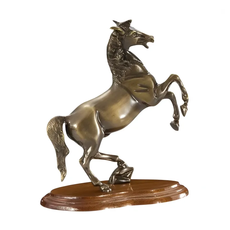 Luxus Bronze Skulptur eines aufbäumenden Pferdes auf Holzsockel Vorderansicht von Luxury Group International