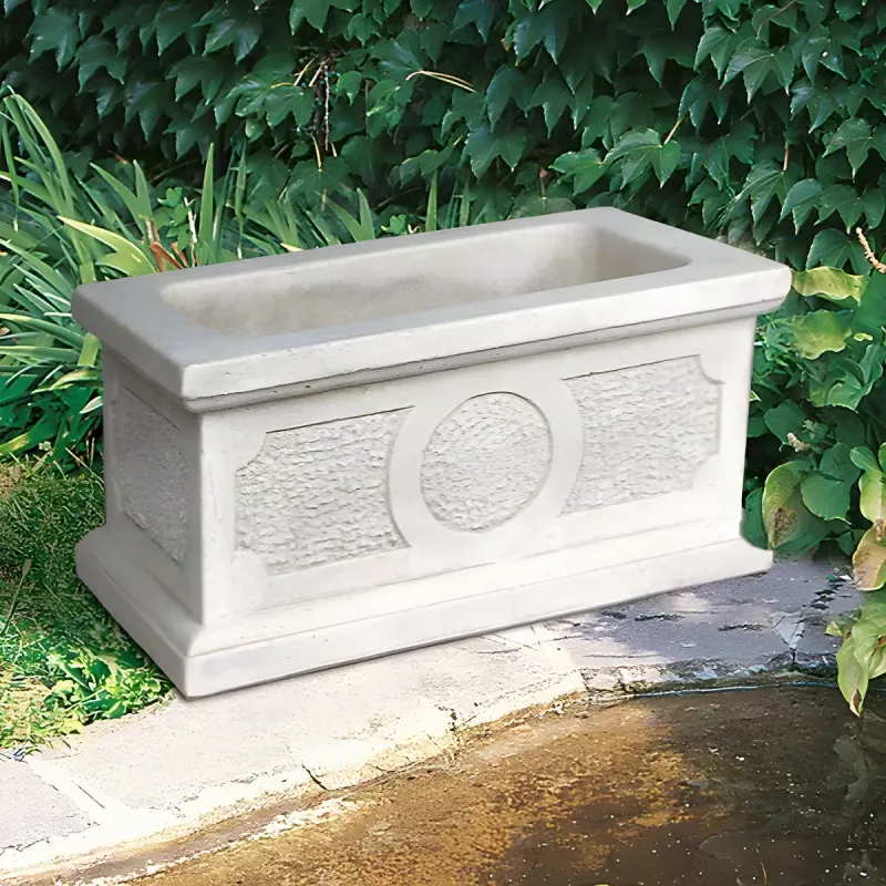 Luxuriöser rechteckiger Gartenpflanzer mit rundem Medaillon-Relief – Luxus Pflanzgefäße Luxuriöser rechteckiger Gartenpflanzer mit rundem Medaillon-Relief – Luxus Pflanzgefäße Vorderansicht von Luxury Group International