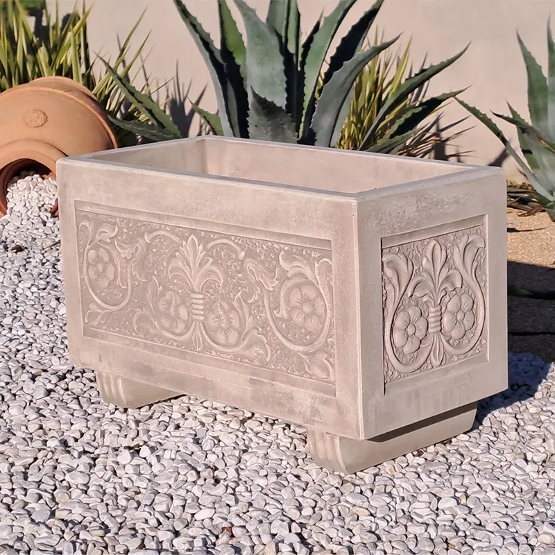 Luxuriöser rechteckiger Gartenpflanzer mit gerahmten floralen Reliefplatten – Luxus Pflanzgefäße Luxuriöser rechteckiger Gartenpflanzer mit gerahmten floralen Reliefplatten – Luxus Pflanzgefäße Vorderansicht von Luxury Group International