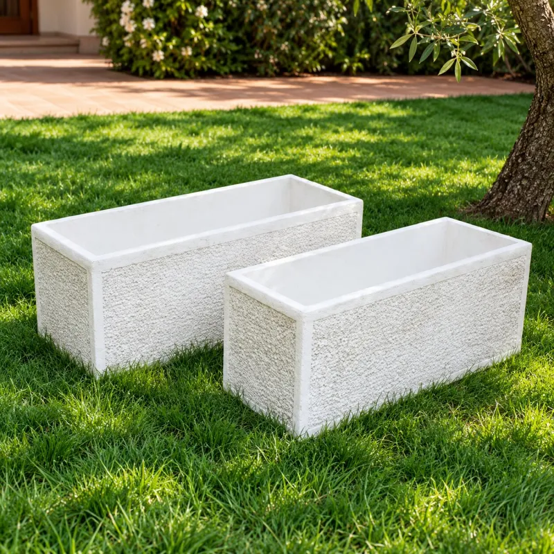 Luxuriöser rechteckiger Gartenpflanzer mit gerahmten, strukturierten Paneelen – Luxus Pflanzgefäße Luxuriöser rechteckiger Gartenpflanzer mit gerahmten, strukturierten Paneelen – Luxus Pflanzgefäße Vorderansicht von Luxury Group International