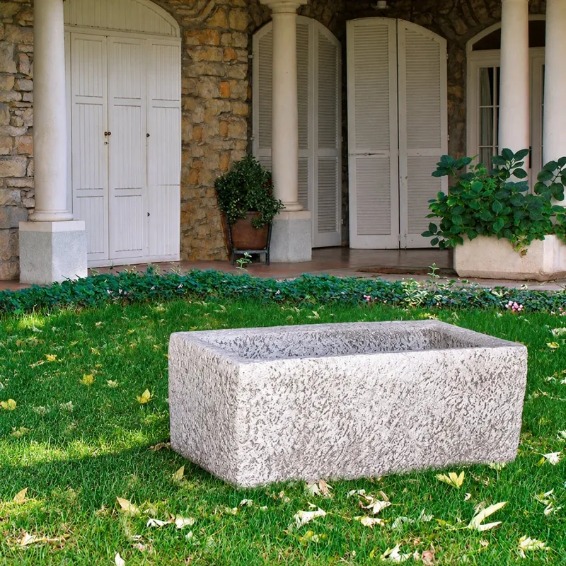 Luxus Rechteckiger Gartenpflanzer mit Rustikal Strukturierter Oberfläche – Luxus Pflanzgefäße Luxus Rechteckiger Gartenpflanzer mit Rustikal Strukturierter Oberfläche – Luxus Pflanzgefäße Vorderansicht von Luxury Group International